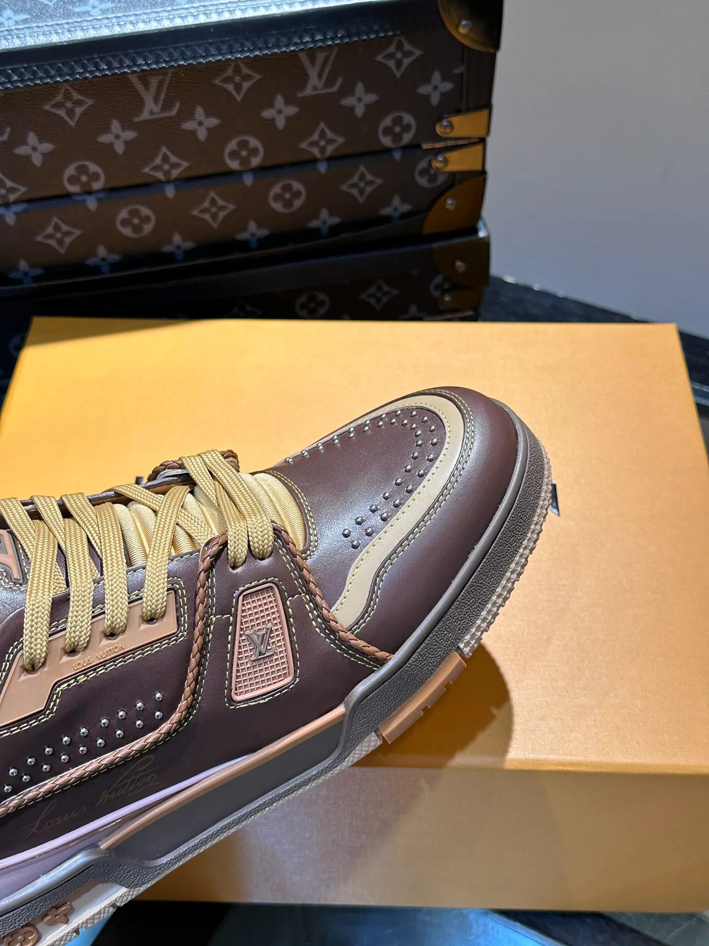 LV P840 men's sneakers, new colors, this LV Trainer sneaker is made of grained calf leather in colorful tones, with rivet decoration on the upper and handwritten Louis Vuitton logo on the side, which contrasts with the western-style Vuitton logo on the rear. The original construction was designed by Virgil Abloh and is inspired by vintage basketball shoes. Continuing the complex upper, the rubber-injected rubber outsole continues the iconic elements, with LV letters on the tongue and sides, Vuitton logo on the rear, Monogram flowers on the outsole, handwritten Louis Vuitton logo on the side, and standard insoles to continue the comfort experience. Comes complete with original box packaging! Size: 38-46